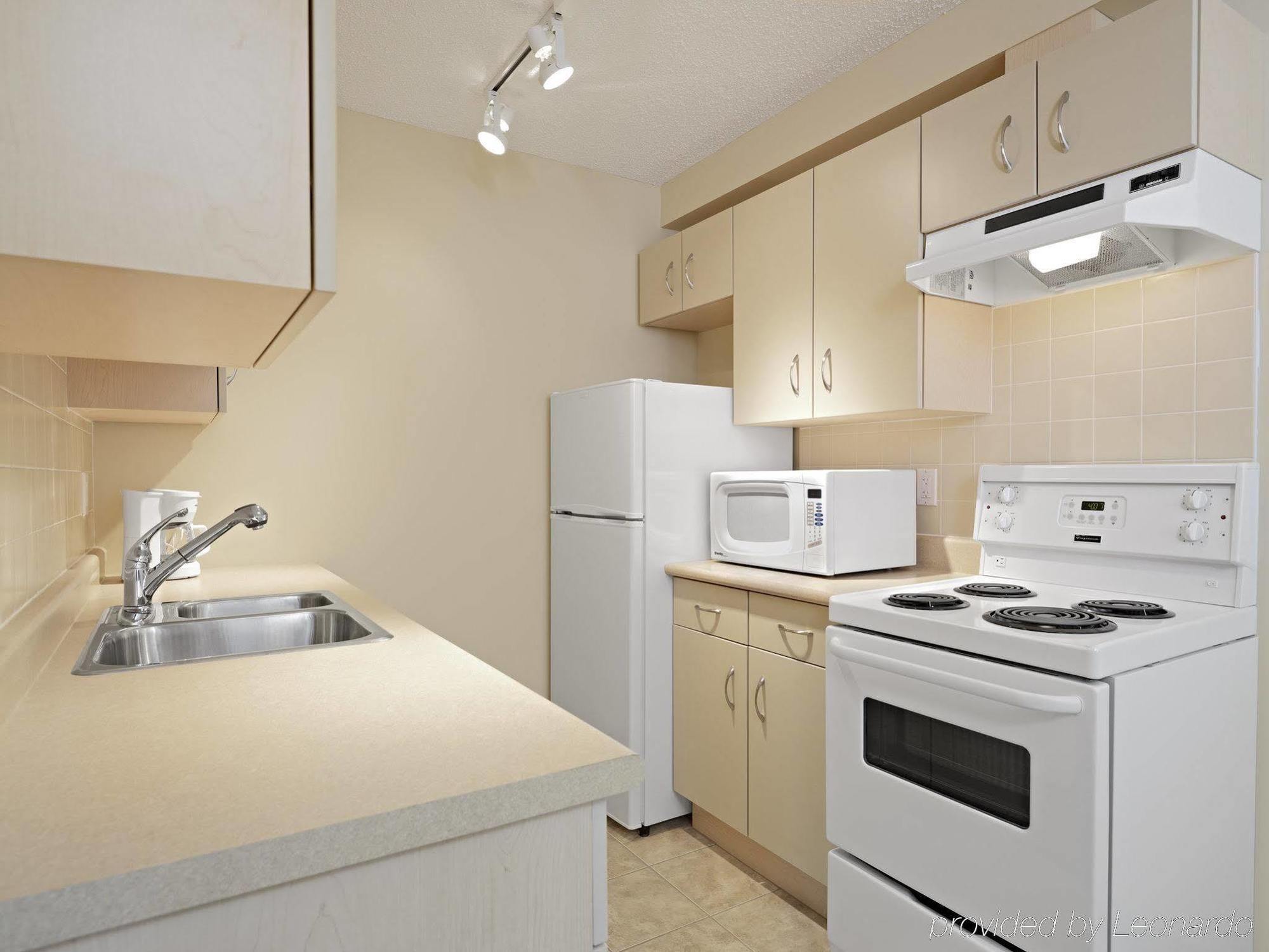 Coast Fraser Tower Yellowknife Extérieur photo