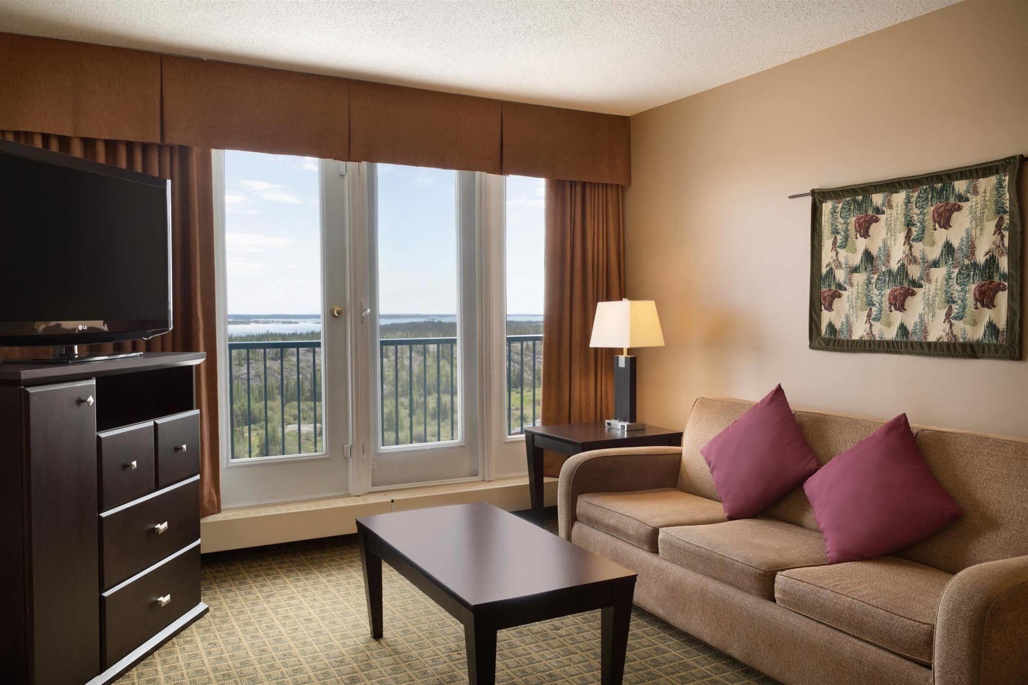Coast Fraser Tower Yellowknife Extérieur photo
