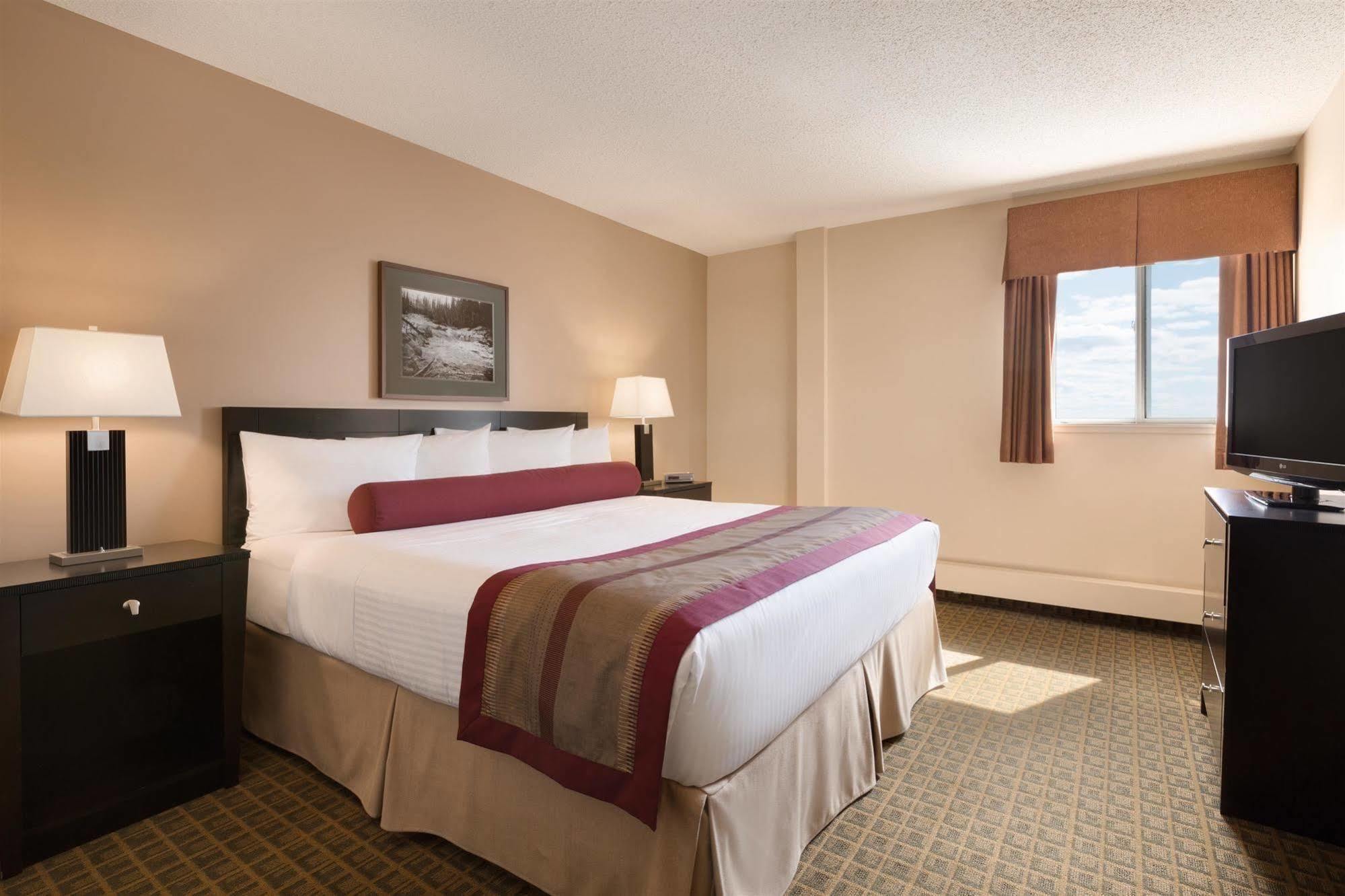 Coast Fraser Tower Yellowknife Extérieur photo