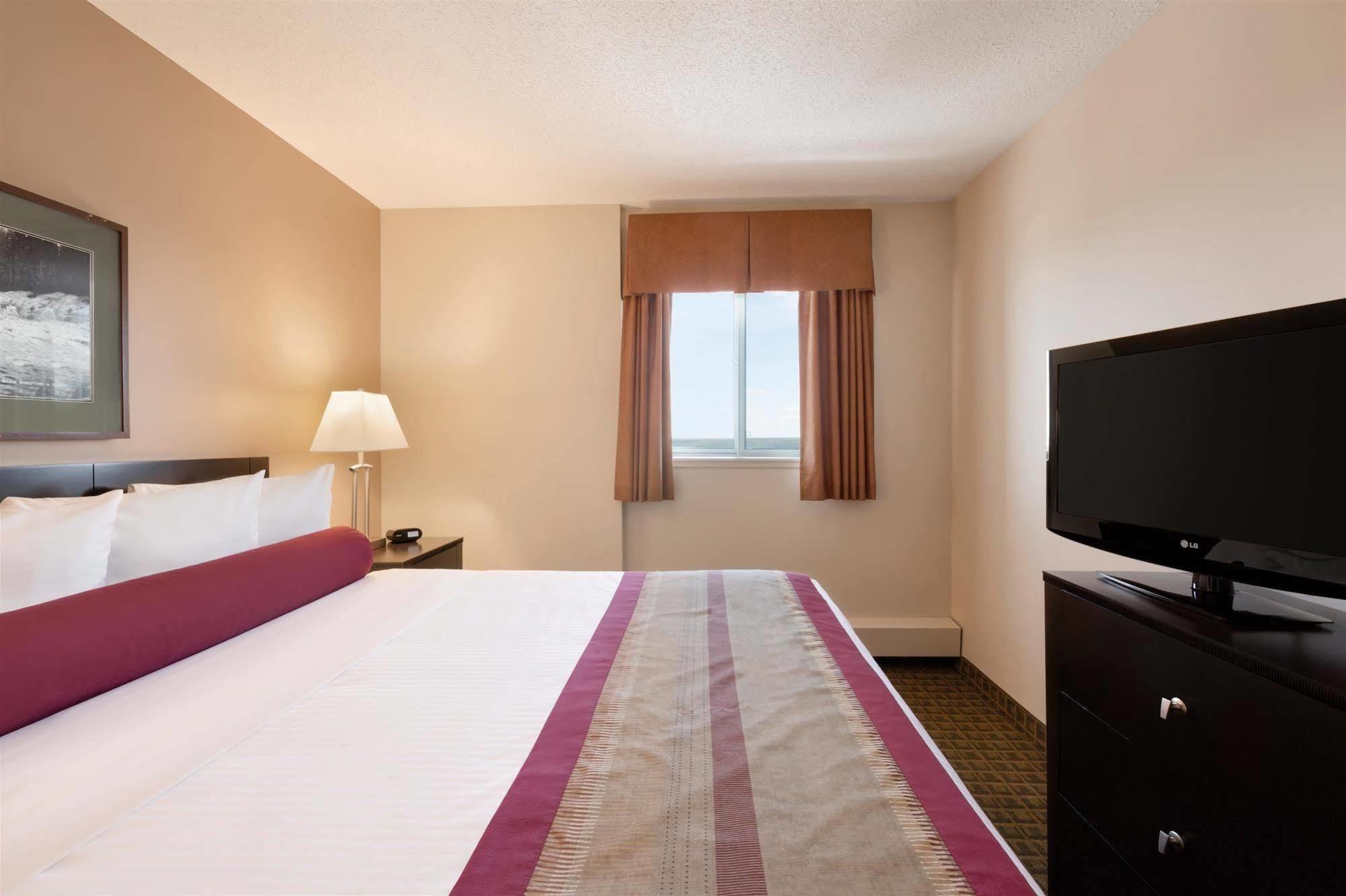 Coast Fraser Tower Yellowknife Extérieur photo