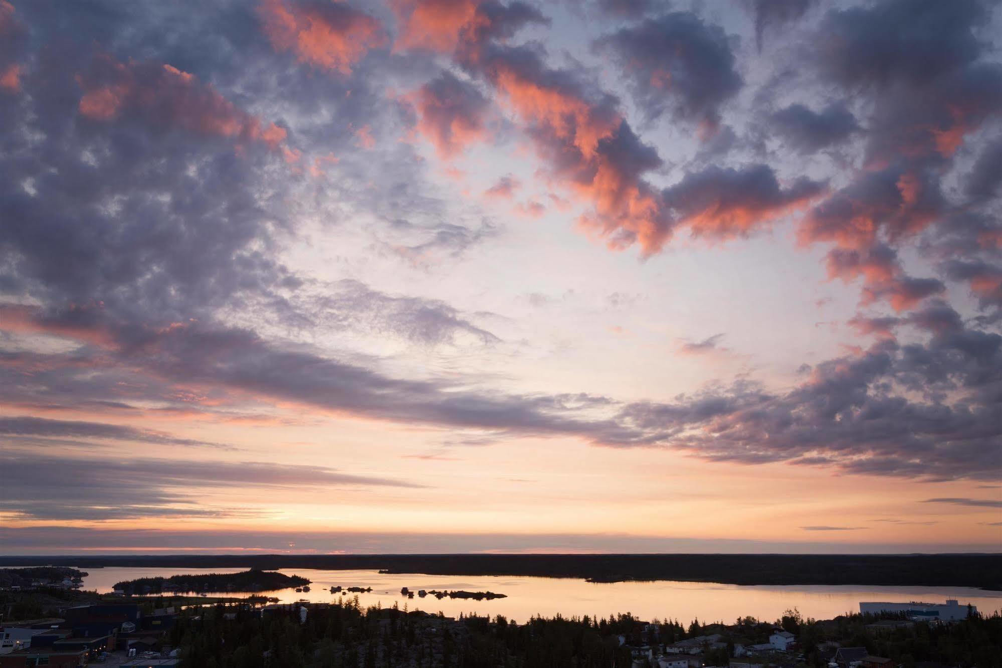 Coast Fraser Tower Yellowknife Extérieur photo