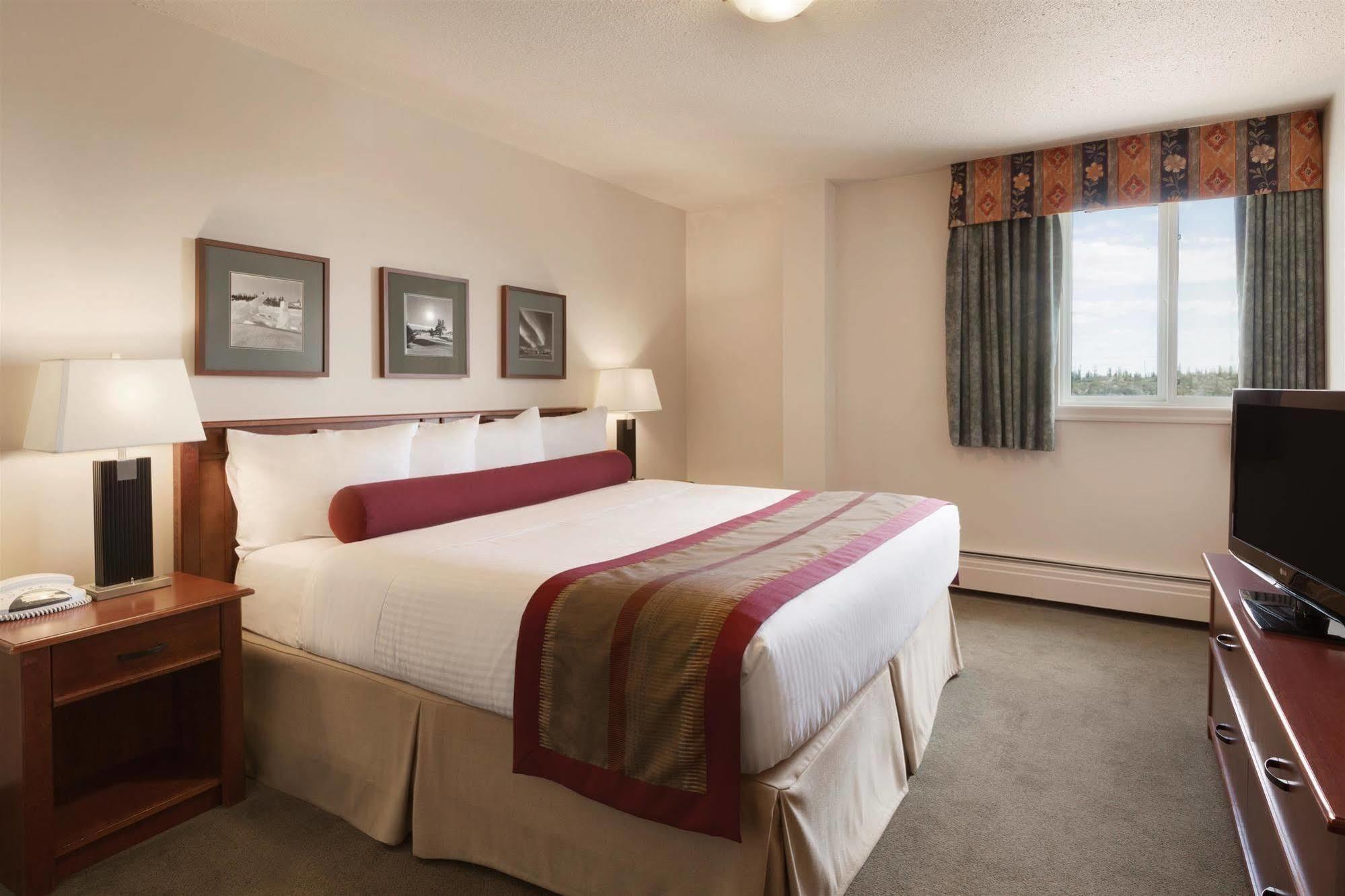 Coast Fraser Tower Yellowknife Extérieur photo