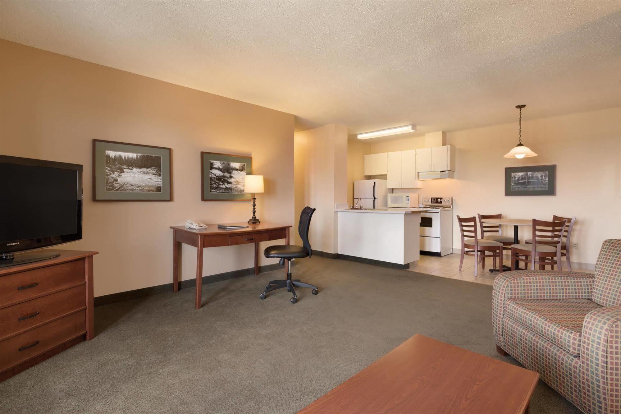 Coast Fraser Tower Yellowknife Extérieur photo